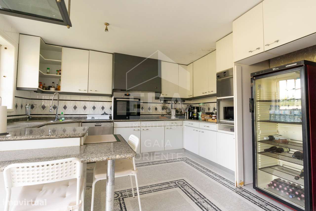 Moradia T8 com jardim e piscinas em Miramar-26