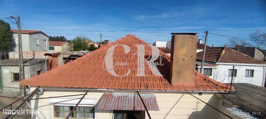 Moradia T3 com vários anexos, terreno e poço-12