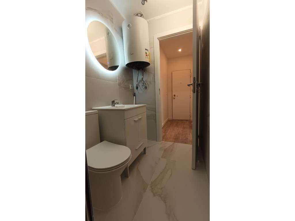 Apartamento T1 c/ Arrecadação Renovado em Porto Salvo-15