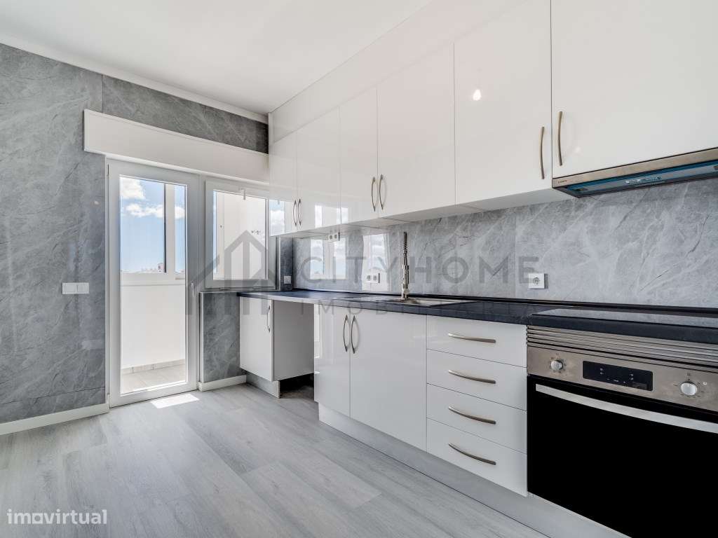 Apartamento T2 Renovado Com Garagem Em Box Em Quarteira