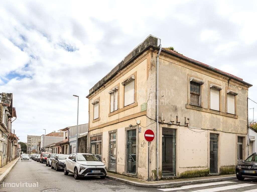 Prédio devoluto com terreno no centro de Ramalde, Porto - Grande imagem: 5/25