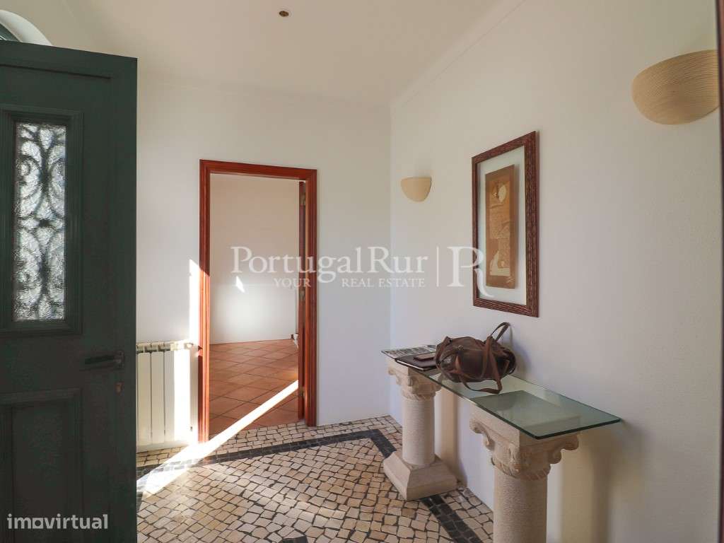 Elegante Moradia T4 com Jardim e Anexos em Alpiarça-8