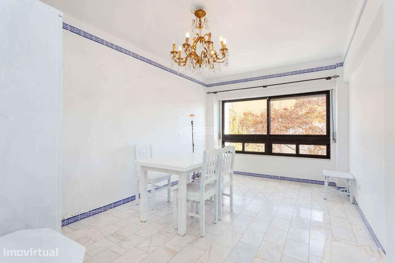 Apartamento T3 inserido no 2º andar de edifício com elevador situado n-6