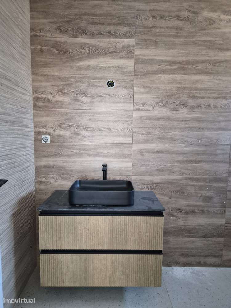 Moradia T3, térrea, geminada com garagem e jardim. Fração "A"-13