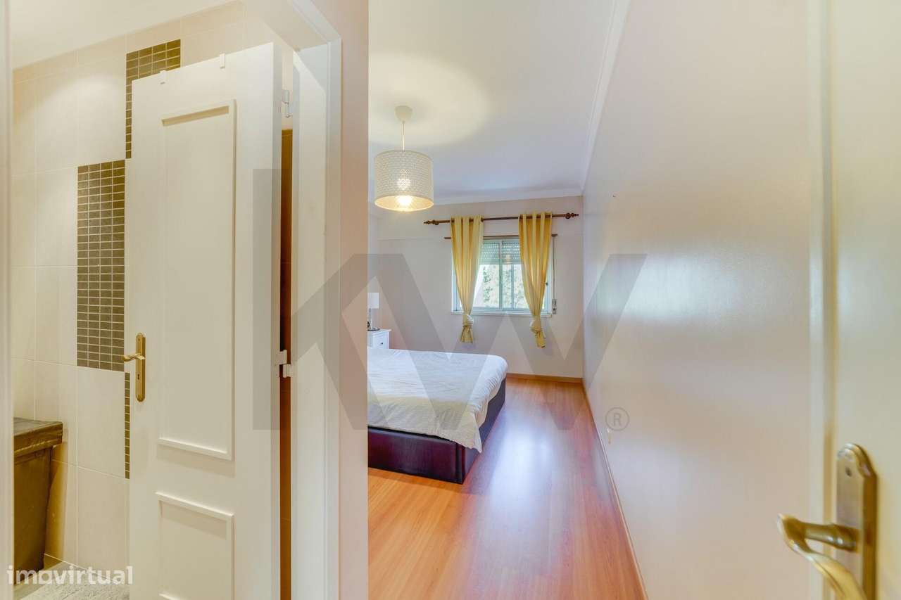 Apartamento T2 em Monte Abraão: Espaço, Luz e Conforto-7