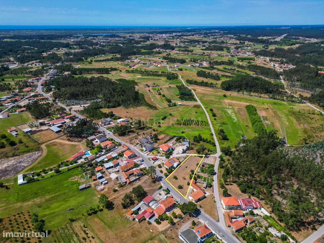 Terreno com cerca de 2.400 m² e viabilidade de construção em Moinhos d-5