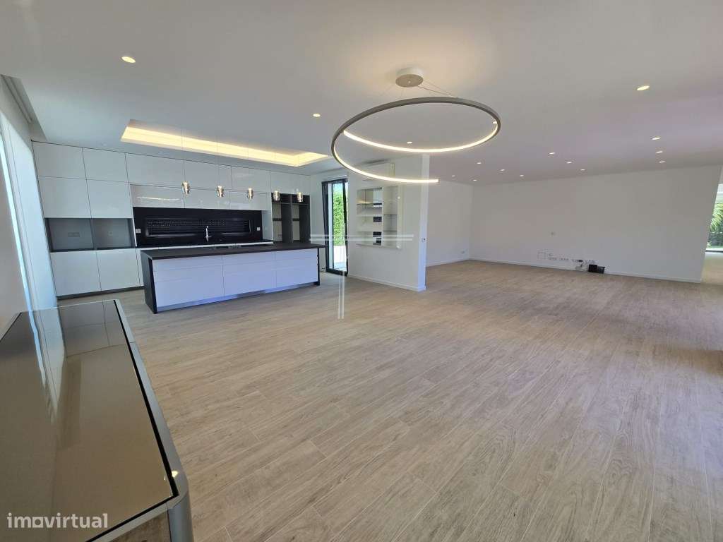 Moradia isolada T4, arquitetura contemporânea com garagem e piscina...-12
