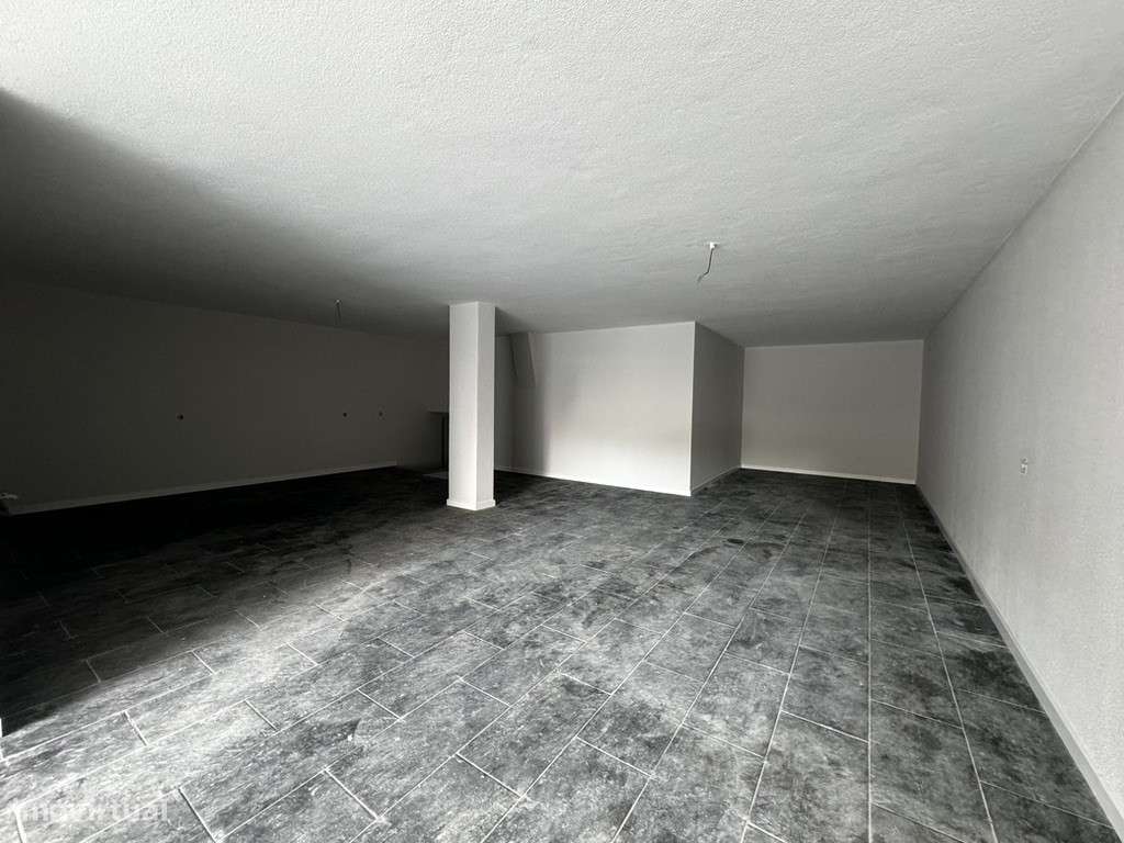 Moradia com 3 Suites, Garagem, Logradouro, Churrasqueira e Piscina-33