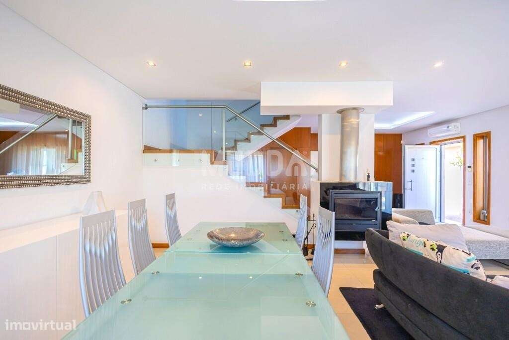 Excelente moradia geminada T4 em Santa Maria da Feira-4