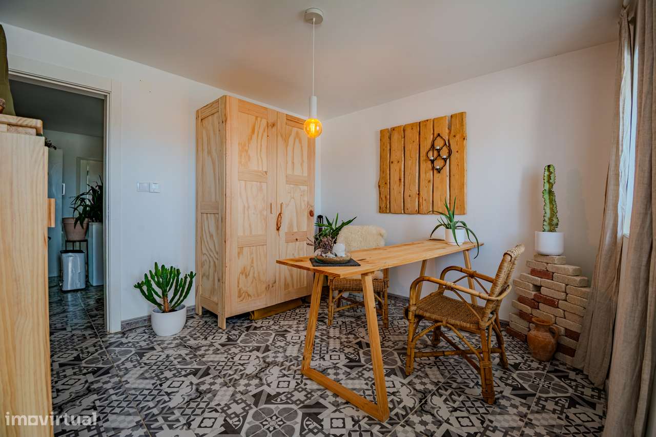 Moradia T2 renovada com logradouro | Entre Ericeira e Santa Cruz - Grande imagem: 5/24