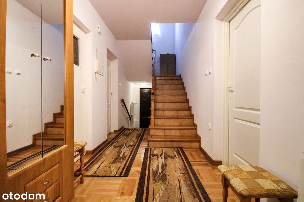 Dom z użytkowym poddaszem w spokojnej okolicy-11