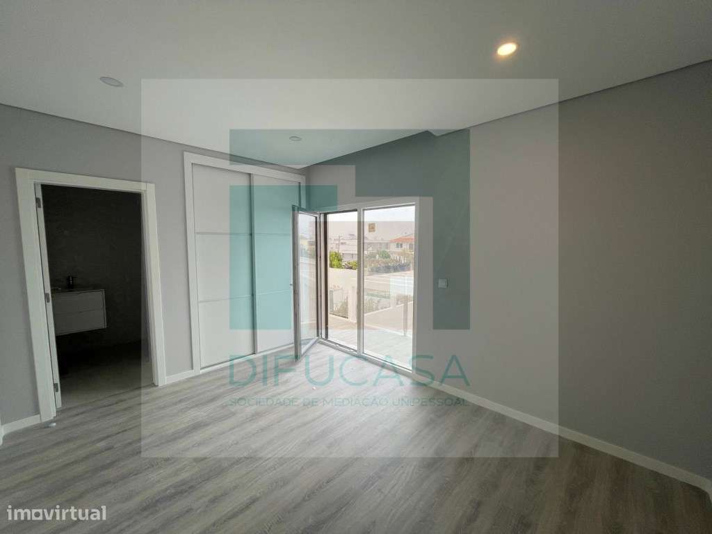 Moradia Com Garagem e Piscina Pronta a Habitar-10