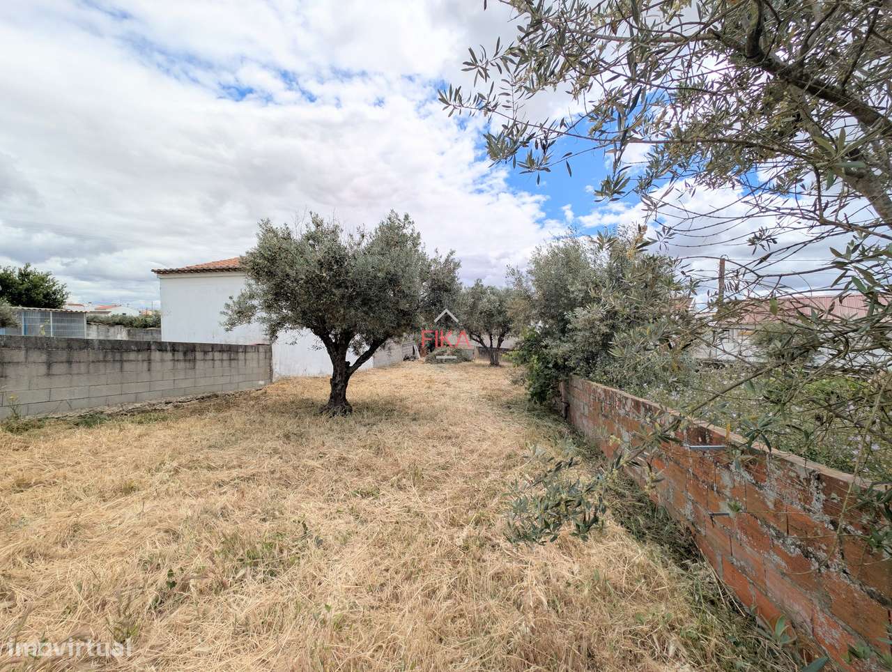 Moradia T3 para recuperação total com 679m2 de terreno-26