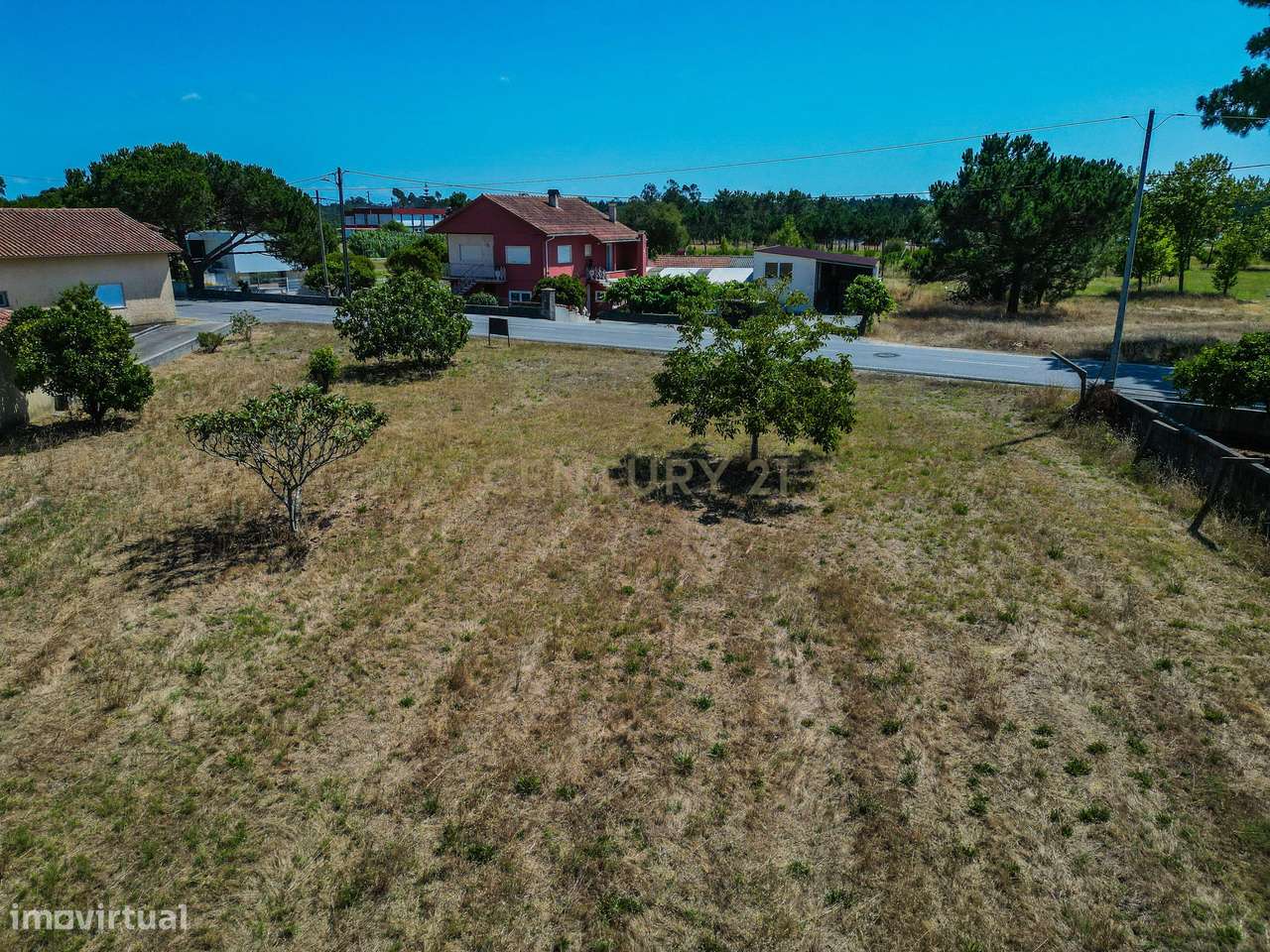 Terreno com cerca de 2.400 m² e viabilidade de construção em Moinhos d-19