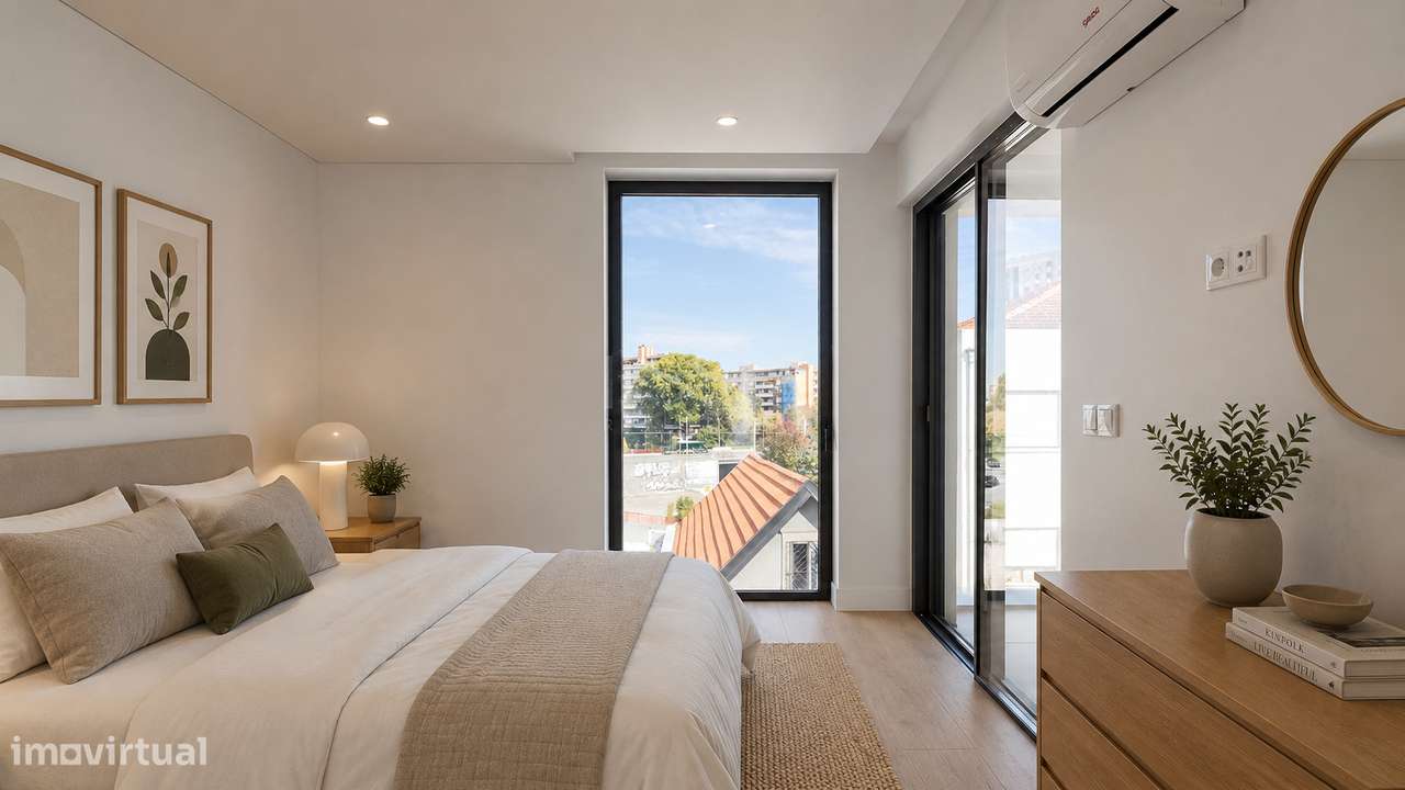 Moradia Geminada T3+1 com Jardim e Três Frentes na Boavista-7