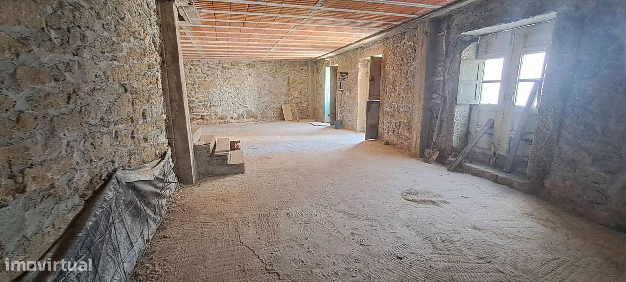 Moradia Rústica em fase de acabamento, com garagem, em Sendim-10
