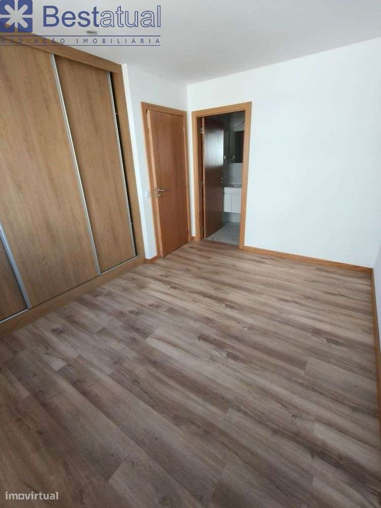 Apartamento T3 c/Lugar de Garagem P/ 2 Carros-26