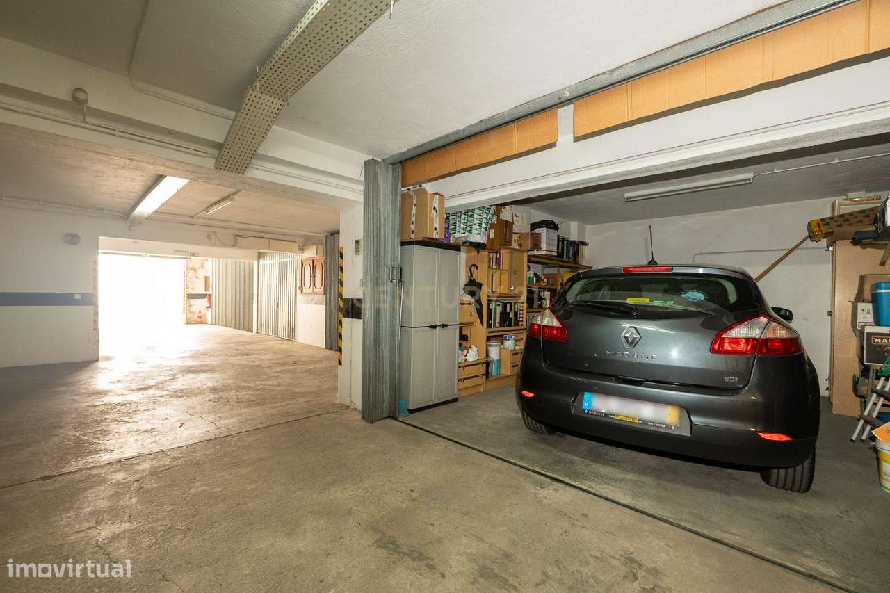 Apartamento de tipologia T2, com box e varandas, localizado em Rio de-29
