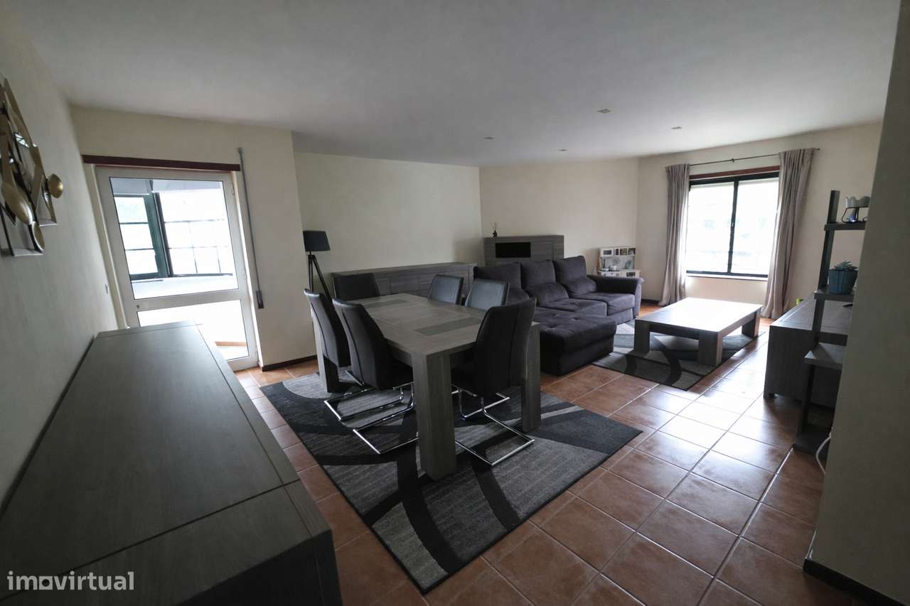 T3 com Garagem Fechada | 1.º Piso | Zona Calma | Disponível em Março - Grande imagem: 2/17