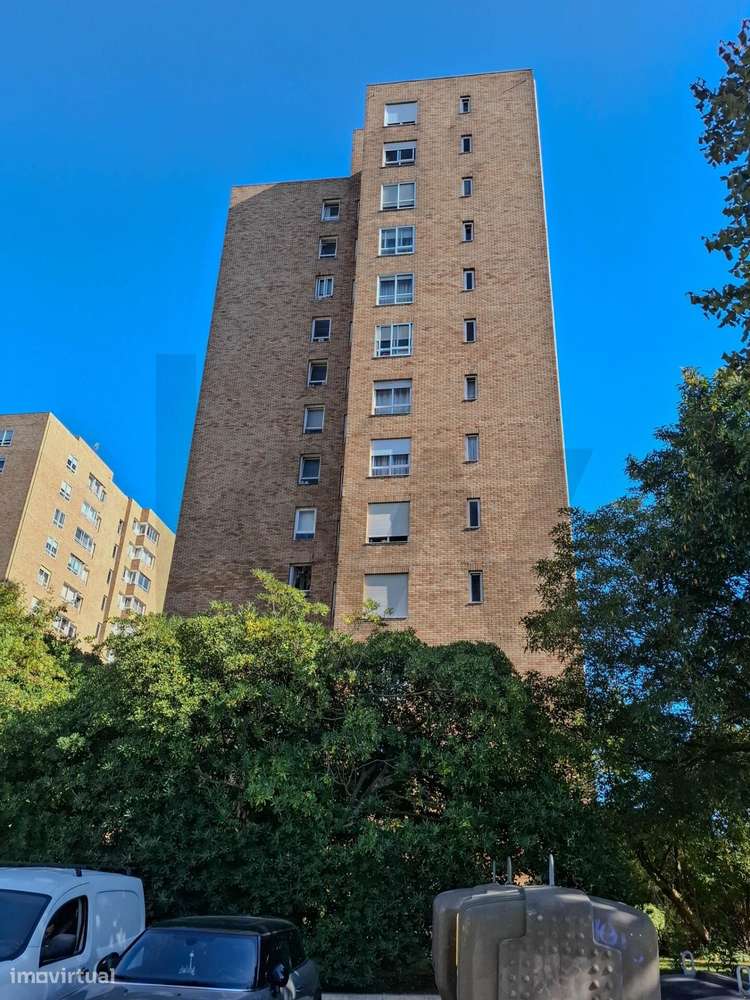 Apartamento T2 com 2 Garagens | Rua Prof. Antão de Almeida Garrett - Grande imagem: 2/26