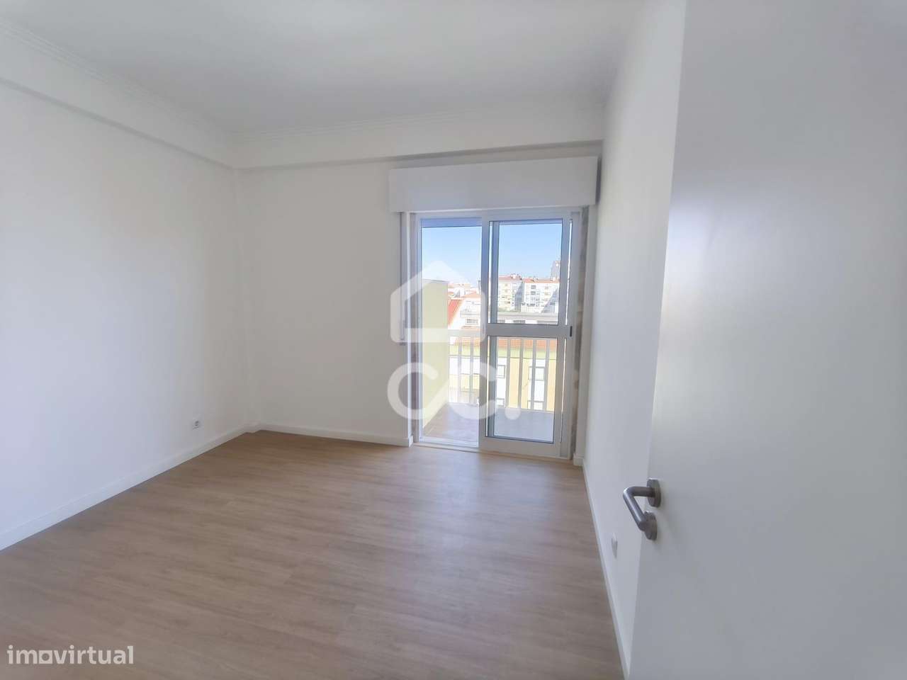 T3 Renovado com 3 Varandas na Amadora-15
