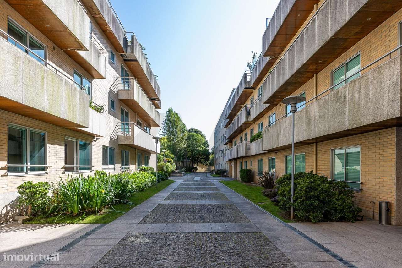 Excelente T5  em Condominio Fechado a Marechal Gomes da Costa, Porto-52