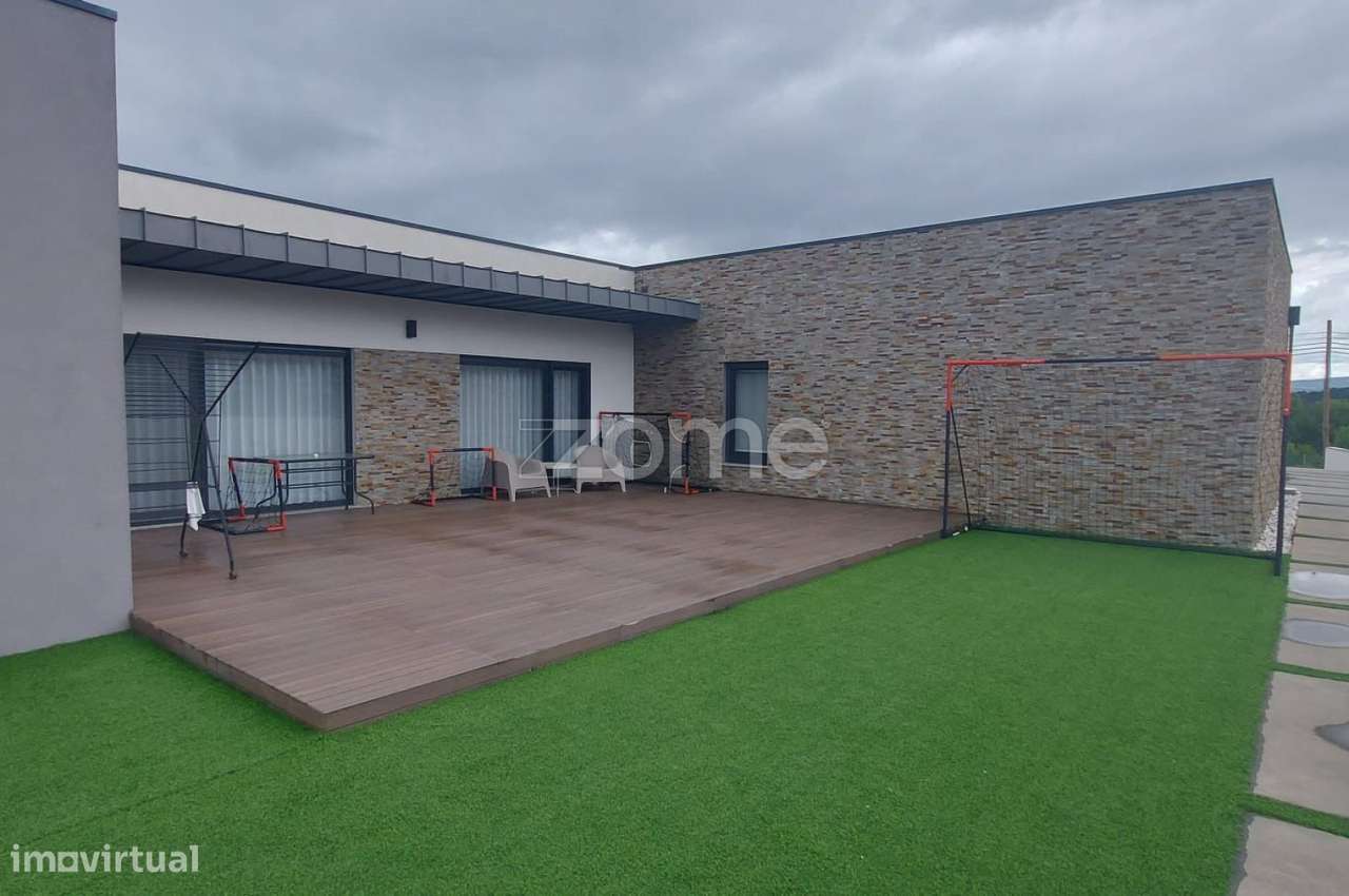 Moradia Térrea V3 com Piscina, Garagem e Terreno de 1.990 m² – Bust...-23