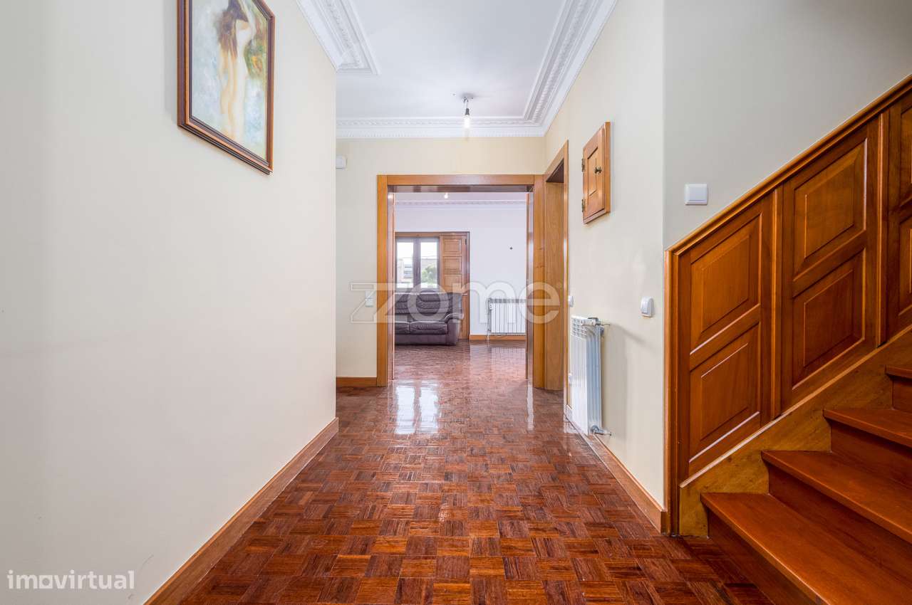 Moradia T4 (espaçosa) em Casais de Mem Martins-11