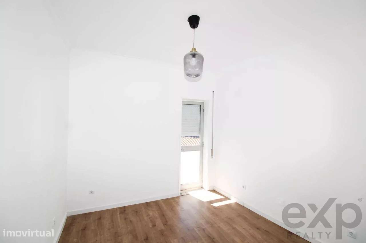 BAIXA DE PREÇO - Excelente T2 Renovado no Candal-15