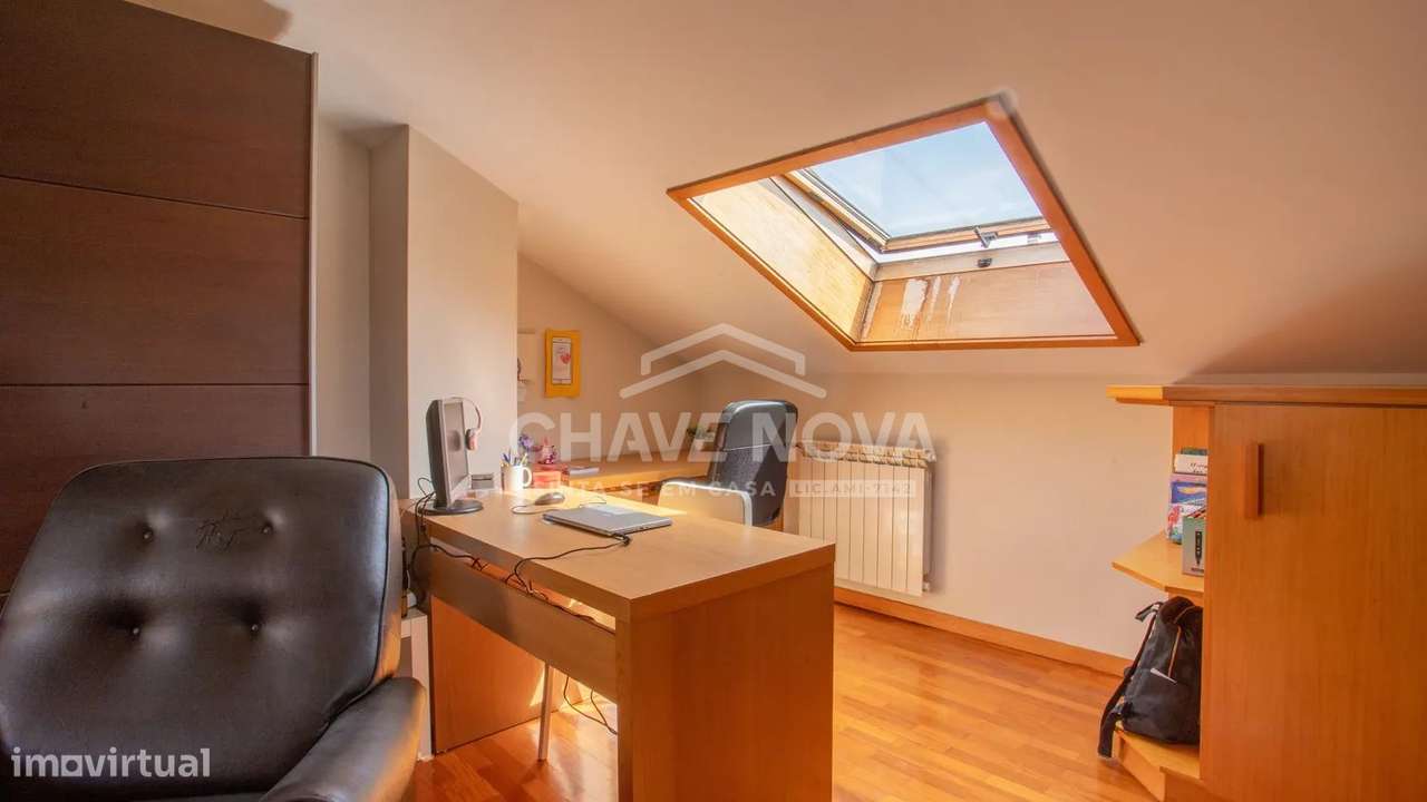 Moradia V3 de quatro frentes - Perosinho-31