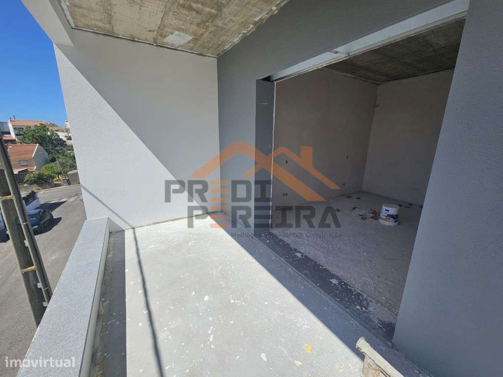 Moradia T4 em fase de construção, situada no Bairro Casal São Sebas...-12