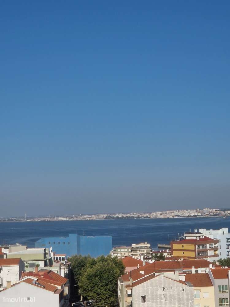 T3 Luxo (T3+T3 ligados/2 Fracções) com 3 Boxes Vistas - Almada Centro-39