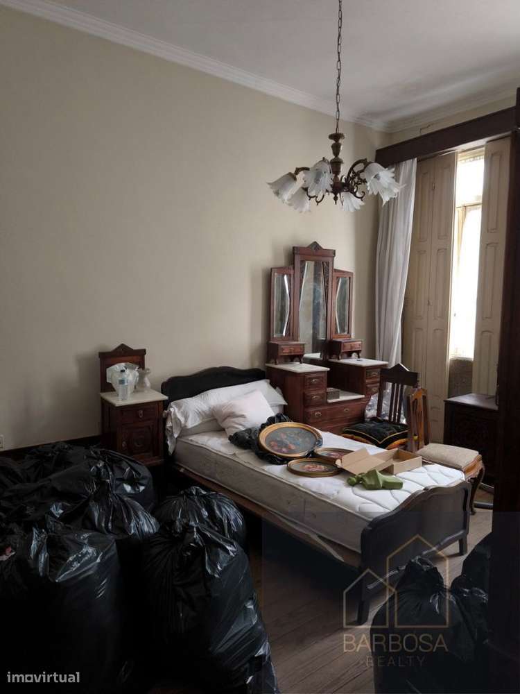 Moradia ANTAS - Av. F. Magalhaes - possivel prédio R/Ch+5! Zona ARU!-12