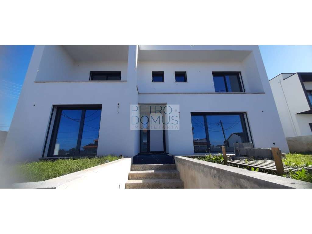 MORADIA INDIVIDUAL T4 EM LOTE DE 600 COM PISCINA - EM CONSTRUÇÃO-6