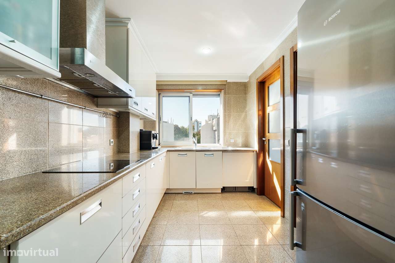 Apartamento t3 à venda na Rua Dom António Barroso, 268-8