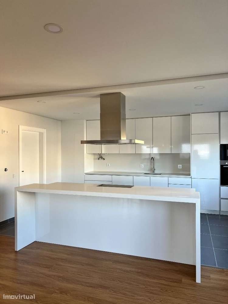 APARTAMENTO T4+1 no CENTRO de Oliveira de Azeméis-9