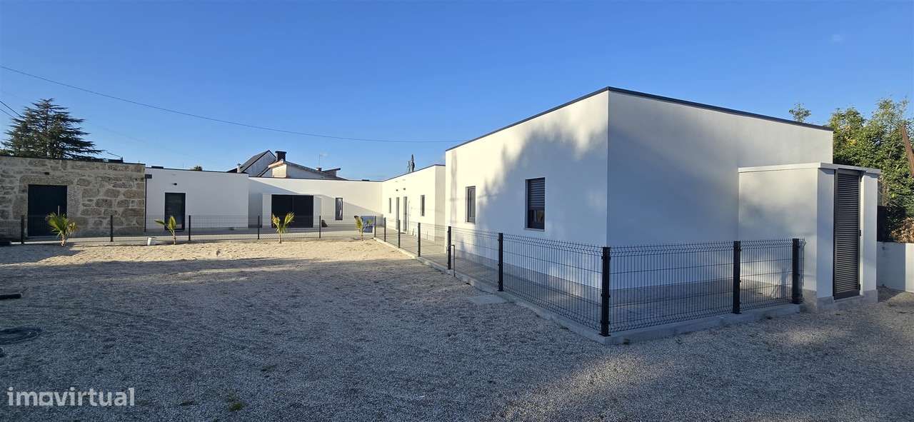 4 Moradias + Terreno c/ possibilidade de negócio - Vila Nova de Famali - Grande imagem: 2/14