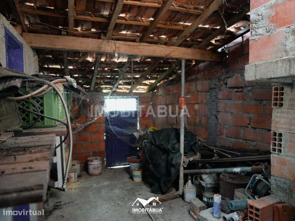 Moradia T2 com terreno, terraço e um anexo.-18