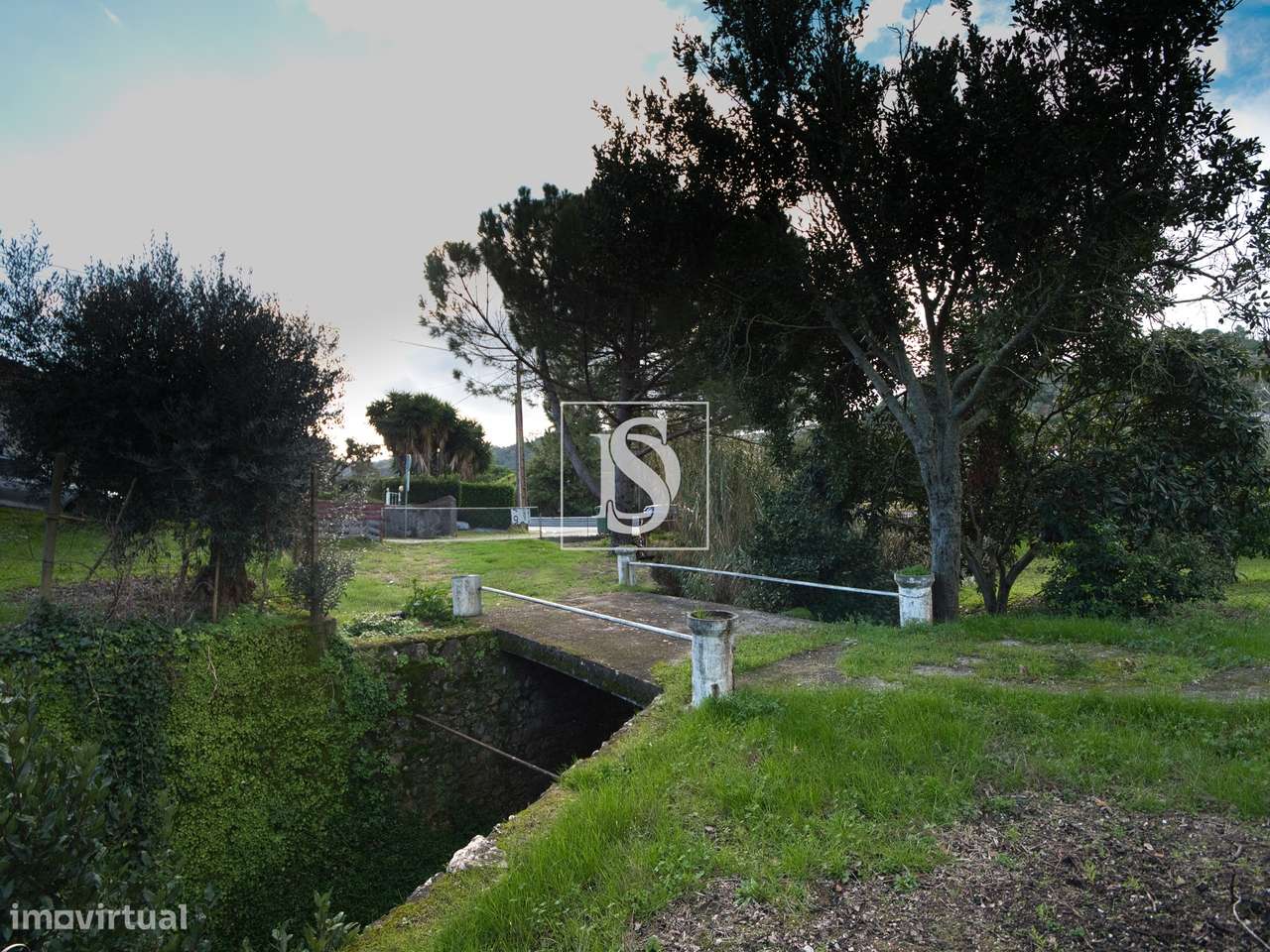 Terreno de 1.320 m² no Calhandriz, na zona da Adanaia  com ribeiro e b-36