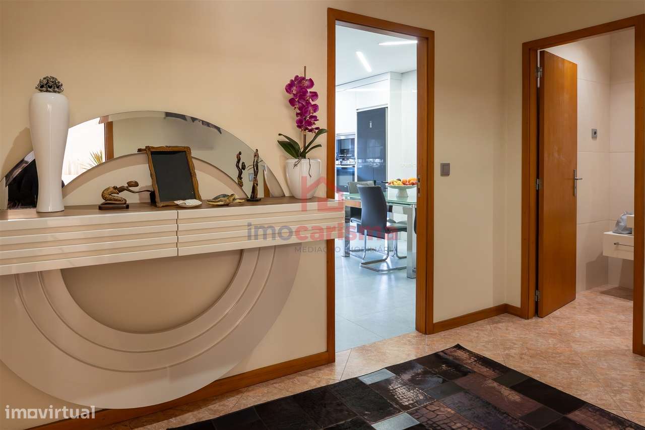 Apartamento T4 transformado em T3 no centro de Vila das Aves, Santo Ti-7