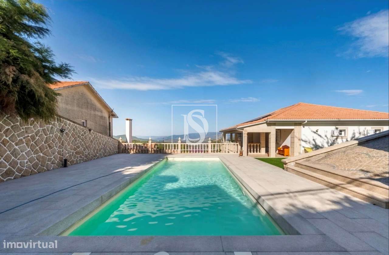 Moradia Independente T6 com 6 suítes e Piscina-33