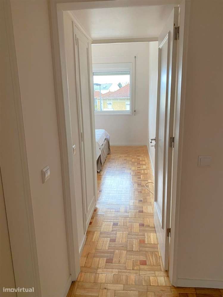 Apartamento T4 c/ varanda renovado à Av. da Boavista-14