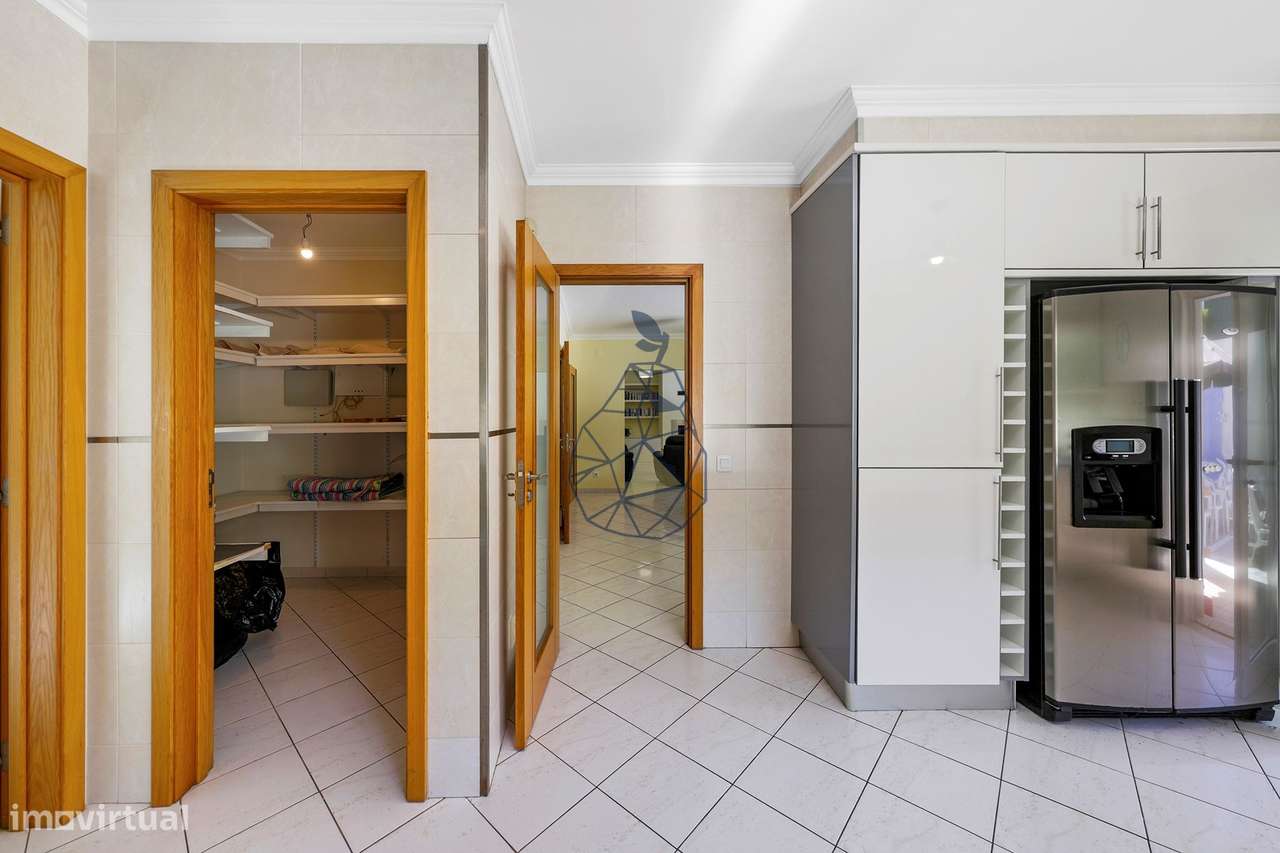 Moradia T5 com Piscina Privada, Jardim e 5 Suites em Montechoro, Albuf-20
