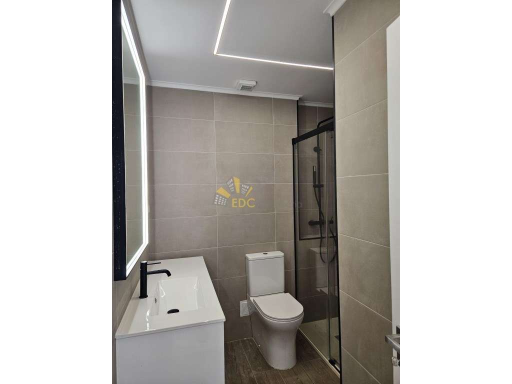 Apartamento T2 Remodelado | Localizado em Almada | Não perca a opor...-9