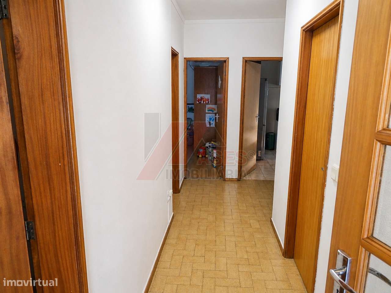 Moradia Espaçosa com 3 Habitações Independentes, Garagens e Terreno –-21