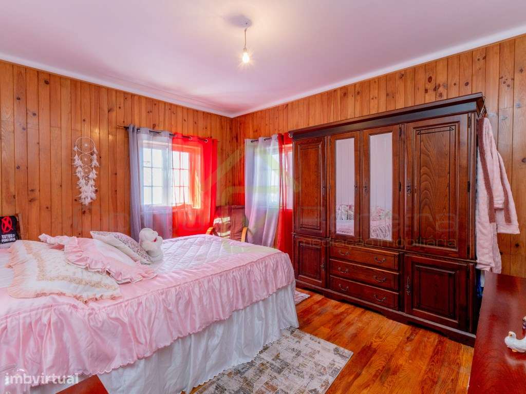 Quintinha com piscina inserida em terreno com 2950 m2-25