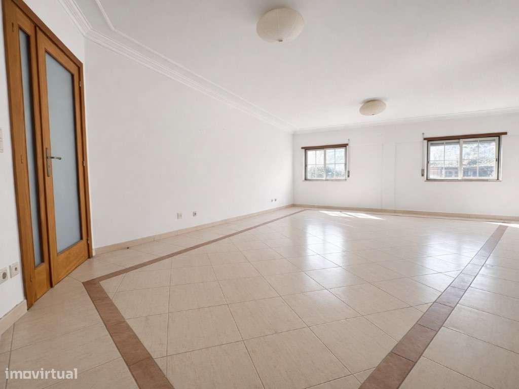 T3 com Varanda, Arrecadação e 2 Lugares de Garagem-2