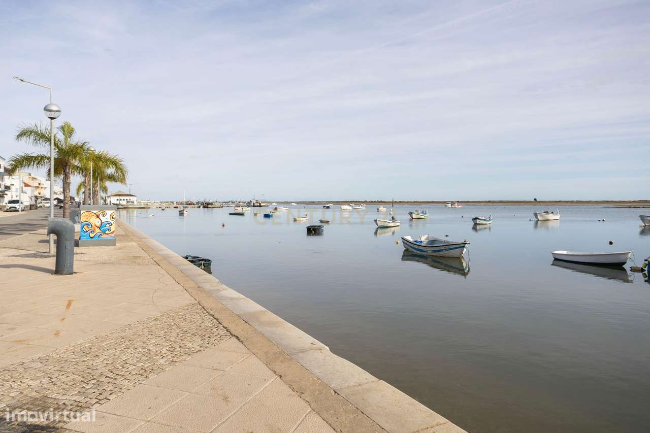 Moradia Tradicional T2 na Primeira Linha da Ria — Santa Luzia, Capital-23