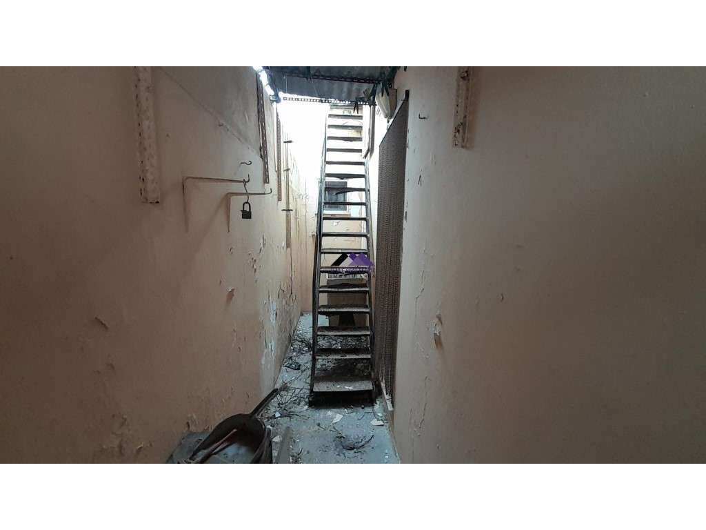 Casa Térrea para Recuperar nas Hortas com Grande Potencial-16