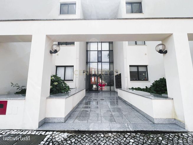 Apartamento T3 com garagem dupla junto ao Palácio Sotto Mayor – Figuei-20